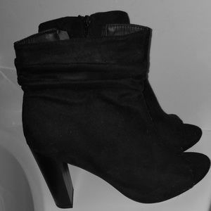 Black shorty zip up boots